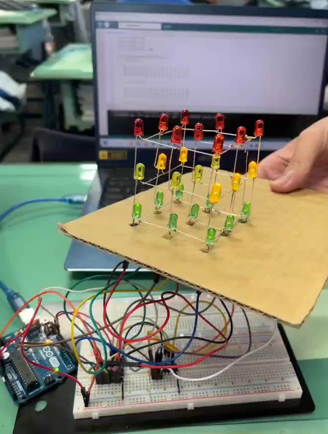 Arduino光立方成品，包含立體LED陣列、控制板與麵包板配線
